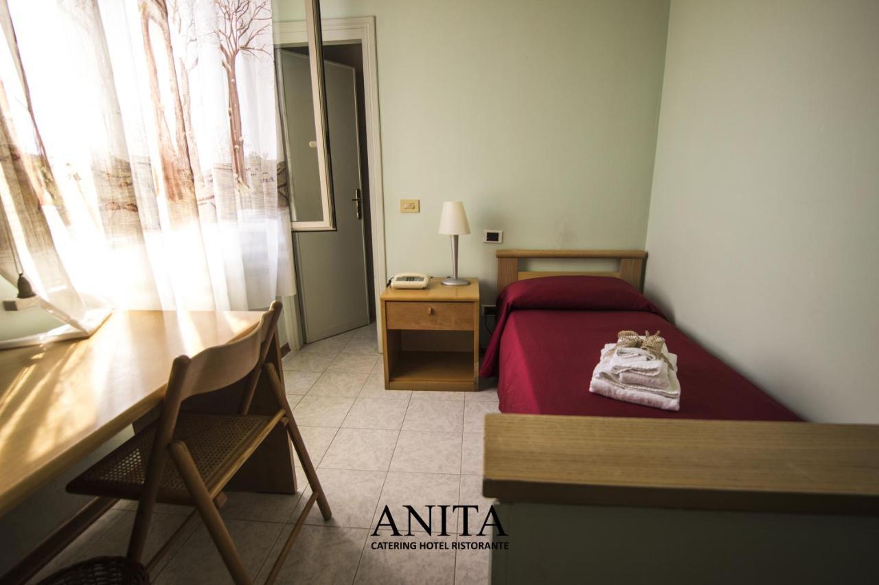 Hotel Anita Amelia Buitenkant foto